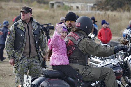 Еще 30 детей из Луганска при поддержке первых лиц Республики посетили конно-спортивный клуб «Декурион» Еще 30 детей из Луганска при поддержке первых лиц Республики посетили конно-спортивный клуб «Декурион»